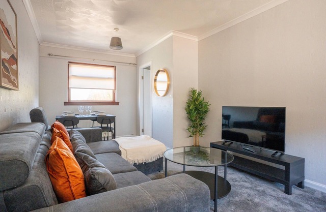 Snug Modern Home in Falkirk