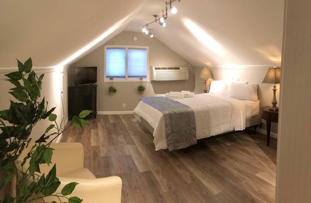 Snug Studio Retreat- Near to Aviation museum and Highway