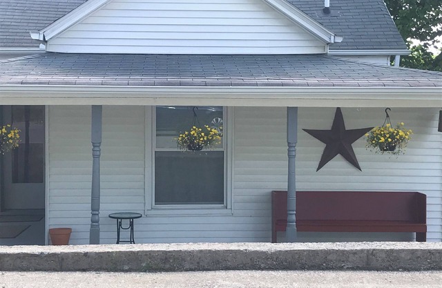 So close to Ark, Quick Drive to Creation, King Bed, Stunning back yard, & Cable