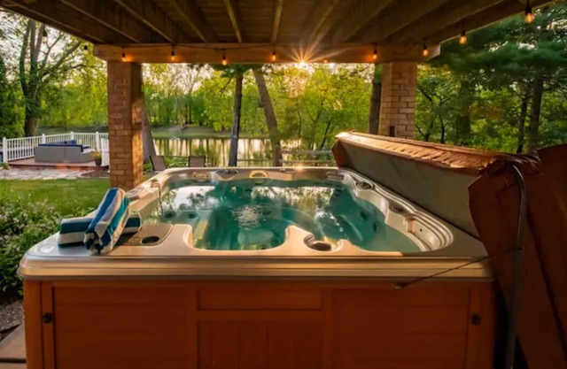Soak, Relax & Gather - Spacious River Home - Hot Tub, Massage Chair & Kayaks