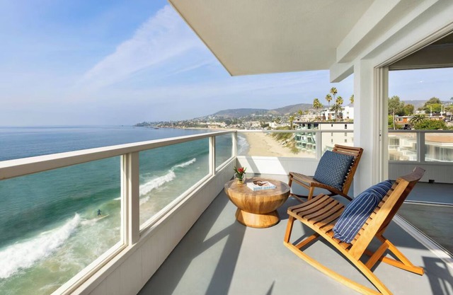 Soak Up Sun with Beach Loungers, Outdoor Pools & Walks to Laguna Art Museum