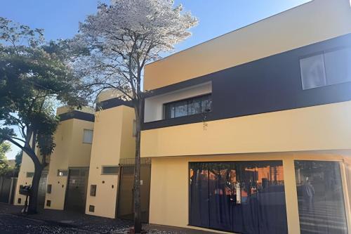 Sobrado encantador no centro, ar cond e vaga