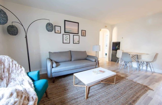 Sojourn on the Bay Su