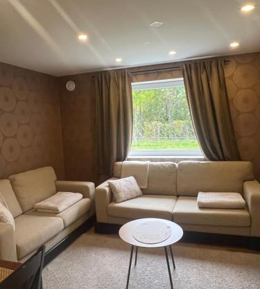 Sokkelleilighet i enebolig i Ålesund nær stranden