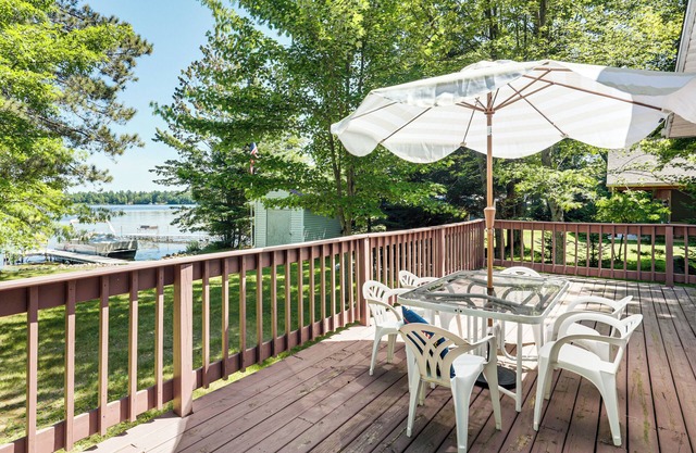 Solberg Lake House: Dock, Deck + Stunning Views!