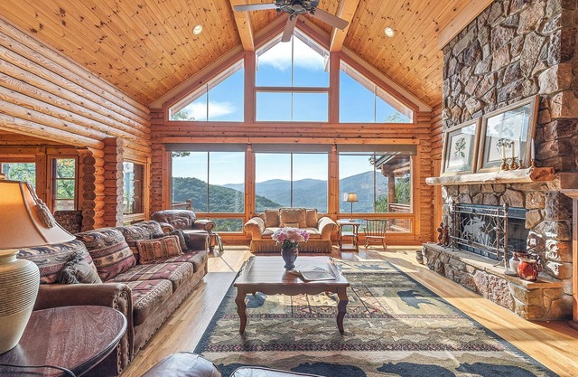 Song Bird Lodge in Gated Smoky Mountain Retreat Community