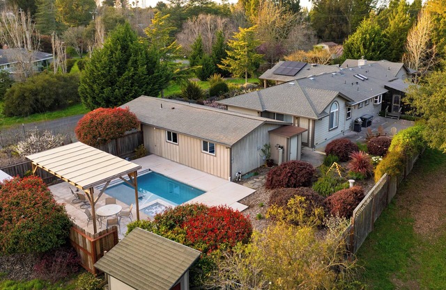 Sonoma Hideaway w/Private Pool, Fire Pit, Game Room + Guest Studios