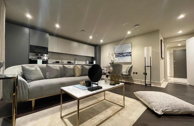 Sophisticated 1BR, 1 BA Chigwell Designer Flat CHCL F2