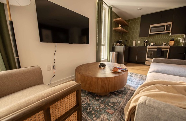 Sosuite NEW 2BR Apt w W D Split Level