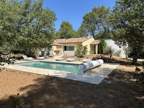Sous les oliviers, Villa entière 6 personnes, climatisée, piscine chauffée en saison
