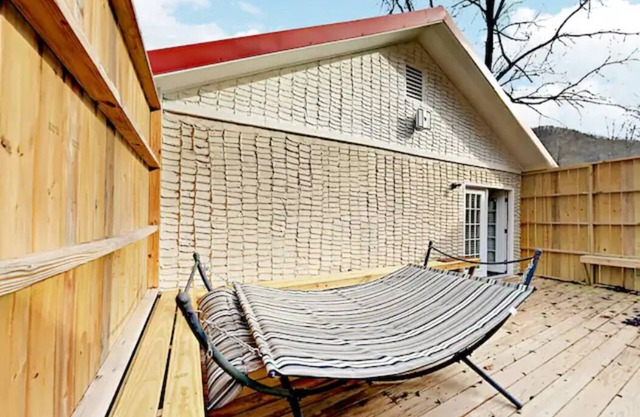 Sounds of the creek with your coffee. Beautiful private setting w/great views.