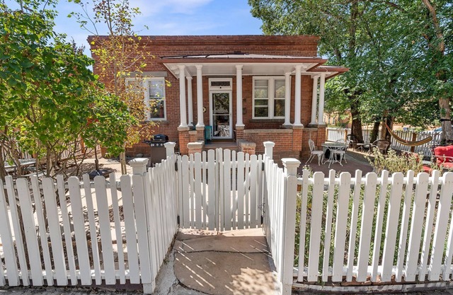 South Capital 5BD/3Bath/7Beds for 12! Heart of Santa Fe!