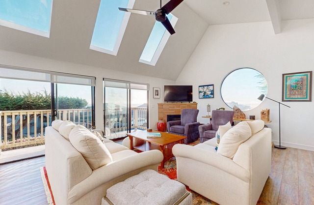 South Harbour Retreat | Water Views | Walk to Beach, Golf Course & Hiking