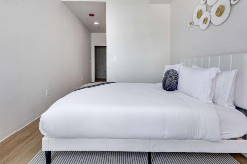 South Loop Rooftop With In and Out Parking 3