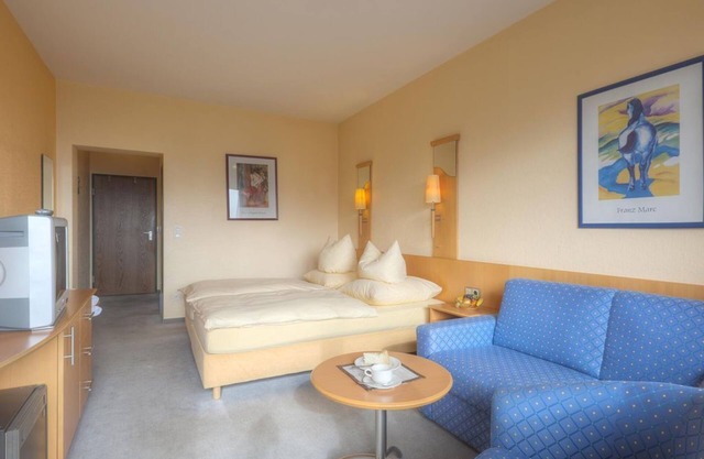 South side with balcony, with view 2-3 nights - Waldhotel Sonnenberg