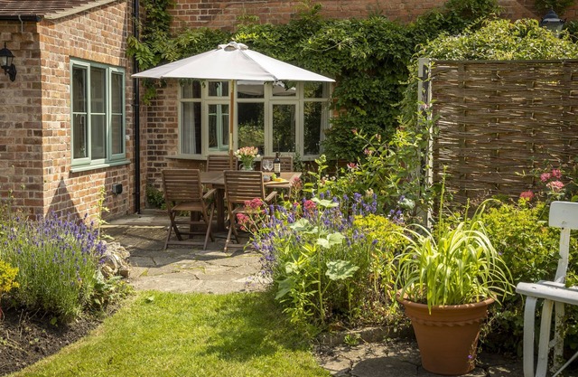 Southcroft Cottage is ideally located in the peaceful village of Bredon's Norton at the foot of Bred