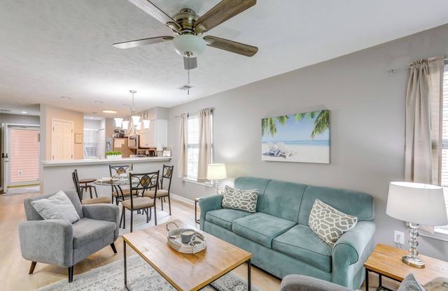 'Southern Charm' Condo w/Pool ~ 4 Mi to Broadway!