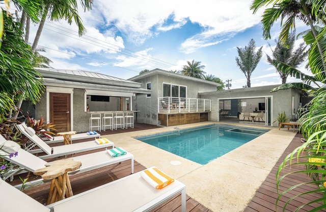 Southernmost Serenity - 3 Bedroom/2.5 Bathroom With Pool & Outdoor Bar