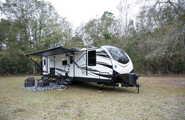 Space for the whole family! 2 rooms + 1.5 baths!