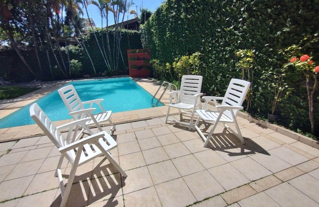 Spacious 5-bedroom house in charming Jardim Virginia Guarujá with WiFi, AC