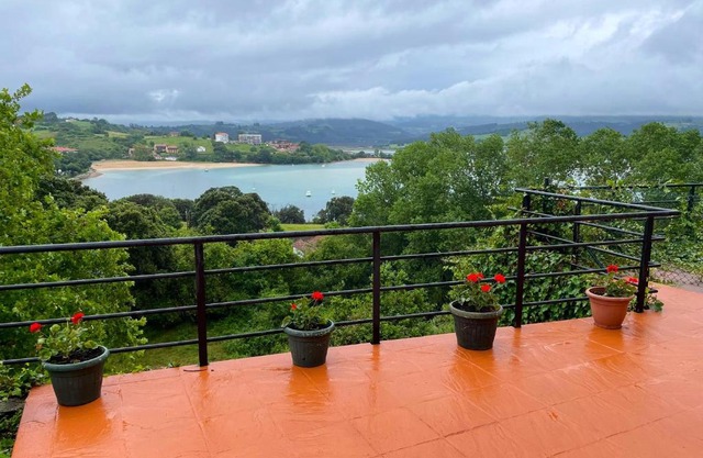 Spacious house with sea view San Vicente de la Barquera