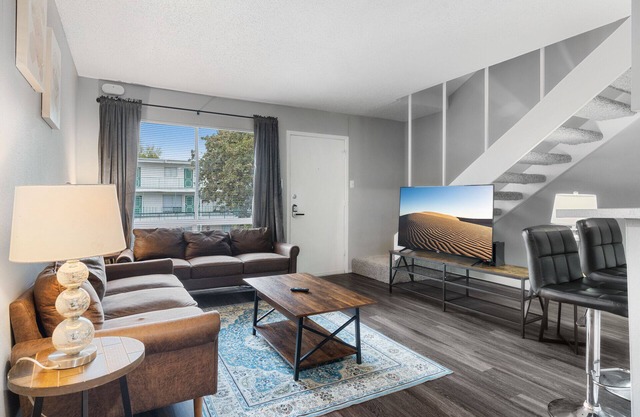 Spacious 1BR in Hydepark 3242