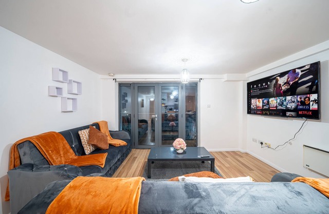 Spacious 2 Bed Apt Close To Town Centre Sleep 6