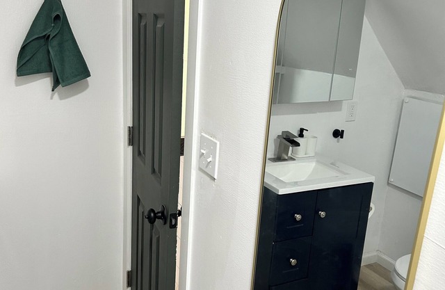 Spacious 2-bedroom apartment with AC, WiFi in charming Cleveland