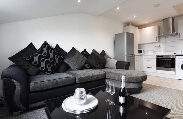 *Spacious 2 Bedroom, 2 Bathroom Flat with Parking*