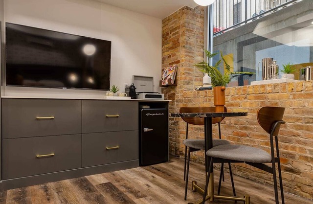 Spacious 2 King Suites – The Finnley Hotel