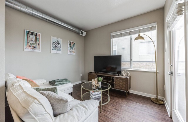 Spacious 2 Story Apt, Gym, Garage, King Bed, 11209