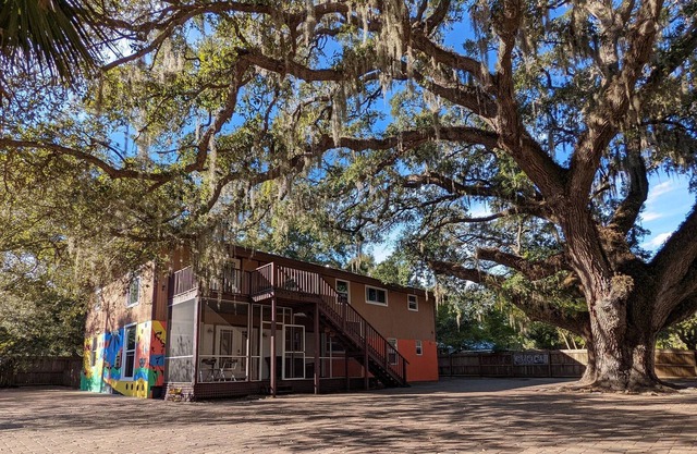 Spacious 2 Story Home Less than 10 minutes to Lido Key