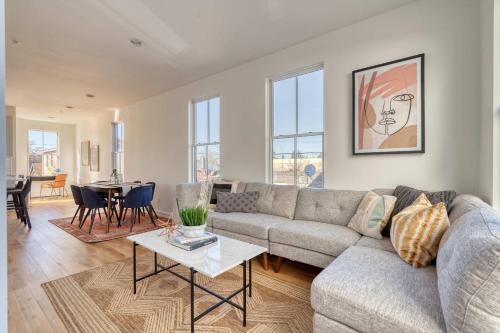 Spacious 2BR - New Luxury Townhouse Stay