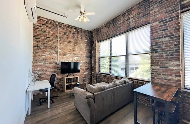 Spacious 2BR w/King Bed & Parking – Near BJC&SLU