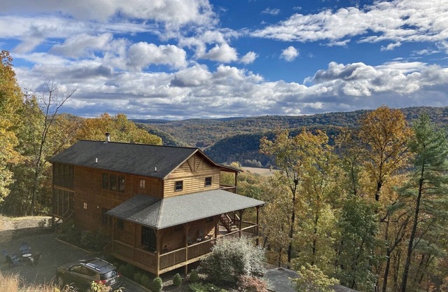 Spacious 3 bed cabin with gorgeous valley views!