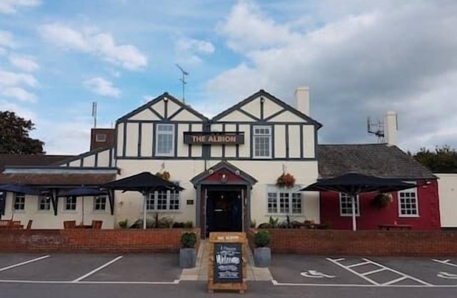 Spacious 3-Bed Home with Parking & WiFi in Greater London