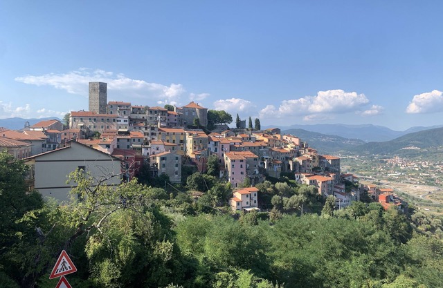 Spacious 3-bedroom house with garage in the quiet village of Vezzano Ligure