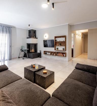 Spacious 3-bedroom apartment with WiFi, AC in charming Kalamaria - mountain view