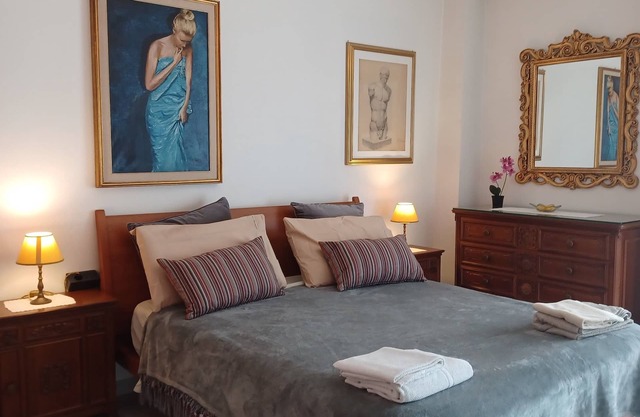 Spacious 3-bedroom apartment with AC, WiFi in beautiful Napoli