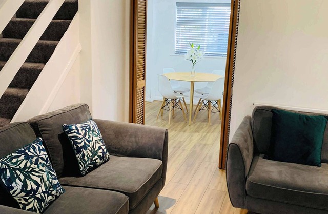 Spacious 3 Bedroom Home with Garden in Farnham