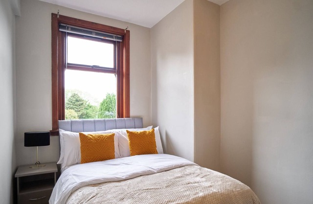 Spacious 3-Bedroom House in Falkirk