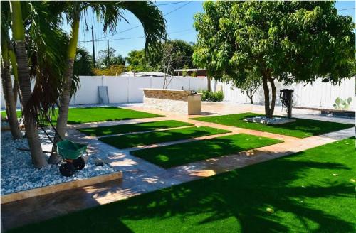 Spacious 3 BR Gem Near Beach Sleeps 10 Pompano Beach