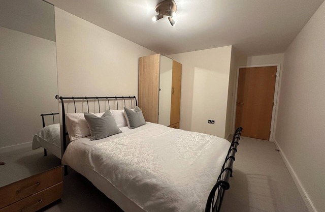 Spacious 3 Double Bed Apartment in heart of Romford, 5 mins from Elizabeth Line