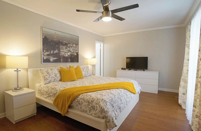 Spacious-3 Level Townhome/NorthHills/Pets