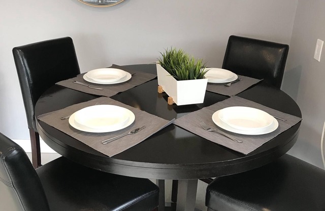 Spacious 3BA/2BA apartment in Olde Walkerville.