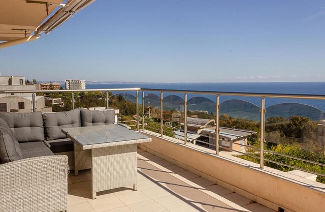 Spacious 3BD Flat with Large Terrace & Sea View by Flat Mаnager