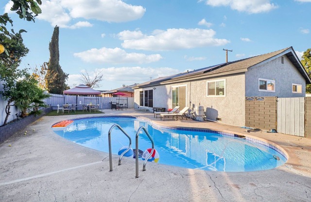 Spacious 3BR w Pool, Garage, King Bed, Ranch Style