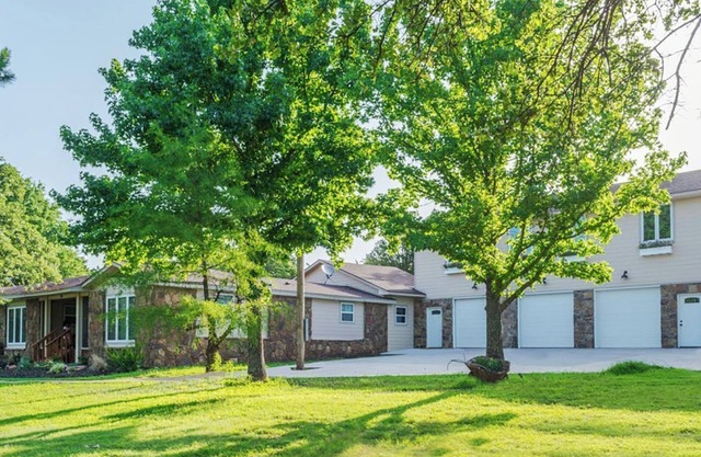 Spacious 4-Bed 4-Bath Lakeside Retreat at Ballards by The Lake