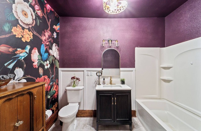 Spacious 4-bedroom 2ba classy house ready to host your large group!