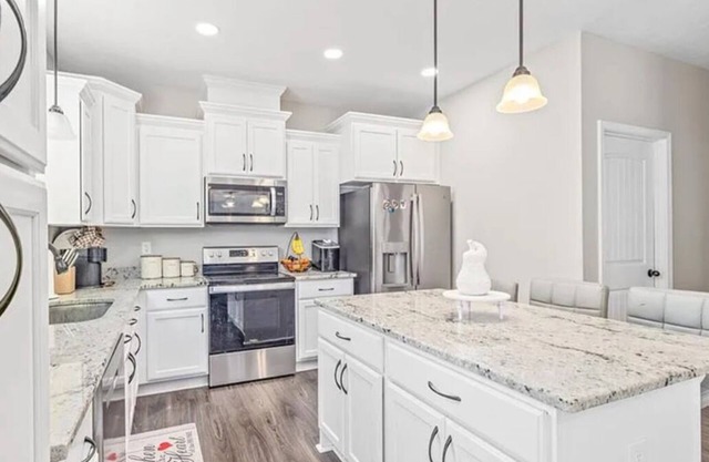 Spacious 4-bedroom farmhouse minutes from Covington Square, with AC, WiFi